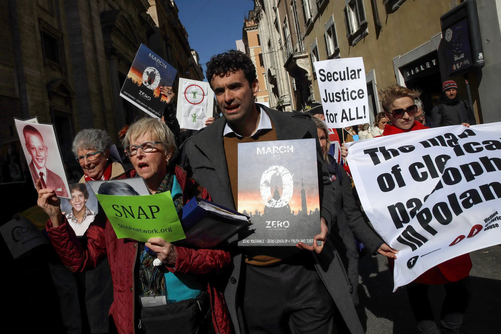 Демонстранти, які вимагали, щоб церква зайняла більш жорстку позицію проти сексуальних насильників у своїх лавах, пройшли вулицями Риму перед зустріччю Папи Франциска з єпископами щодо захисту неповнолітніх у 2019 році.
